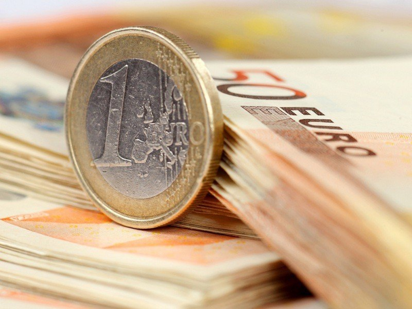Курс евро на Мосбирже превысил 83 руб впервые с мая